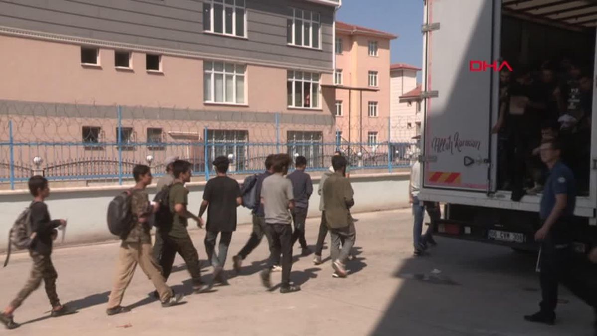 TOKAT-KAPALI KASA KAMYONDA 50 KAÇAK GÖÇMEN YAKALANDI
