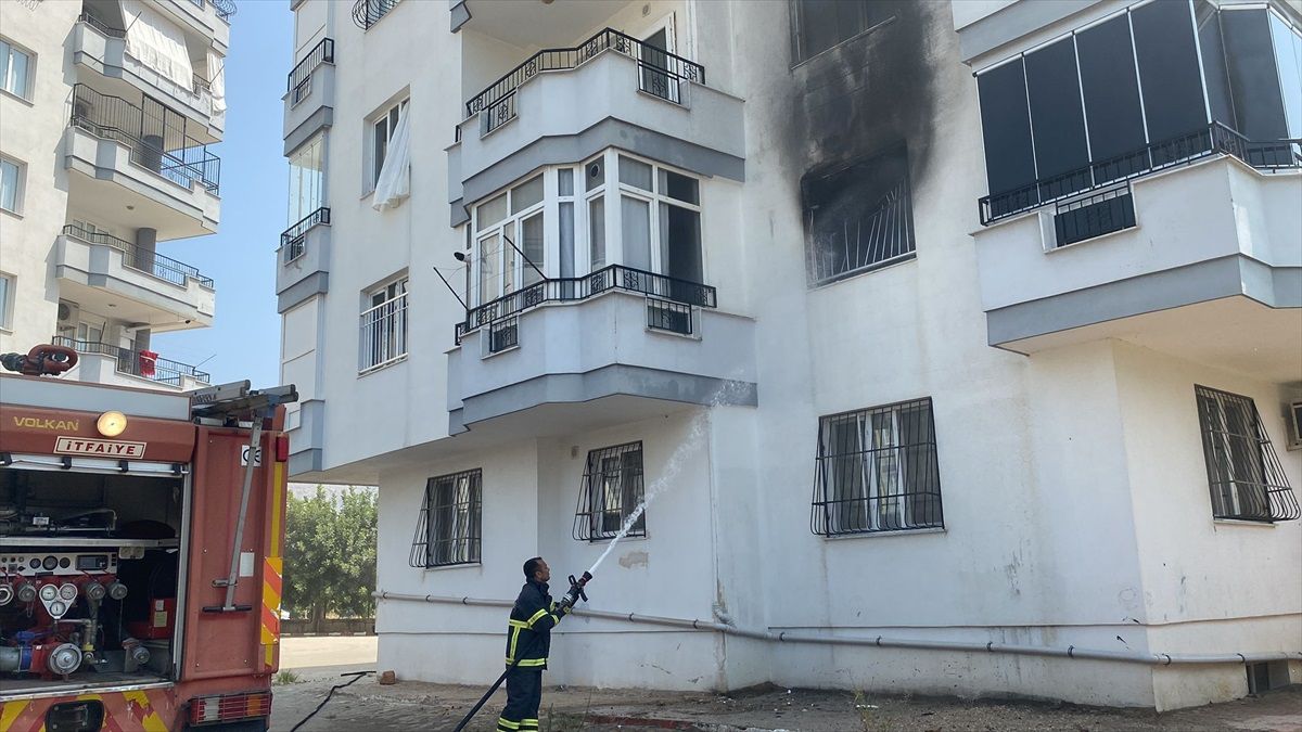 Adana'da bir apartman dairesinde çıkan yangın söndürüldü