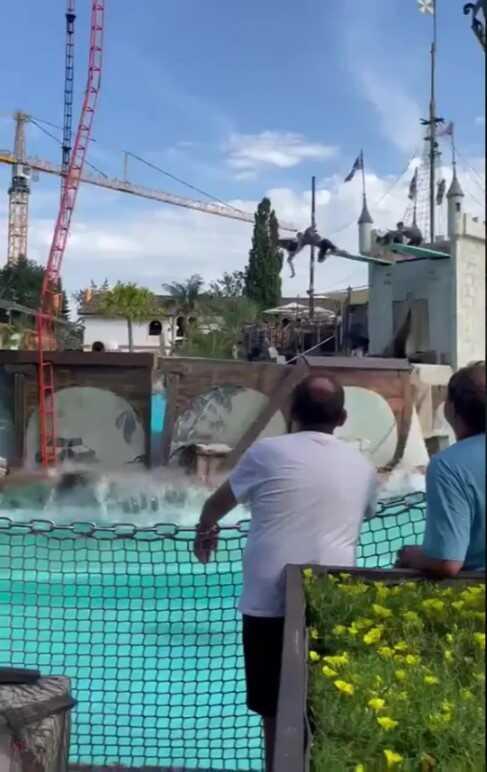 Almanya'da bir eğlence parkında yüksek dalış akrobasi sahnesi çöktü. Korkunç kazada yedi kişi yaralandı Almanya'da bir eğlence parkında yüksek dalış akrobasi sahnesi çöktü. Korkunç kazada yedi kişi yaralandı