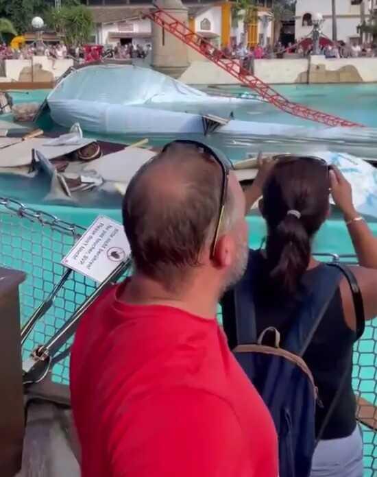 Almanya'da bir eğlence parkında yüksek dalış akrobasi sahnesi çöktü. Korkunç kazada yedi kişi yaralandı Almanya'da bir eğlence parkında yüksek dalış akrobasi sahnesi çöktü. Korkunç kazada yedi kişi yaralandı