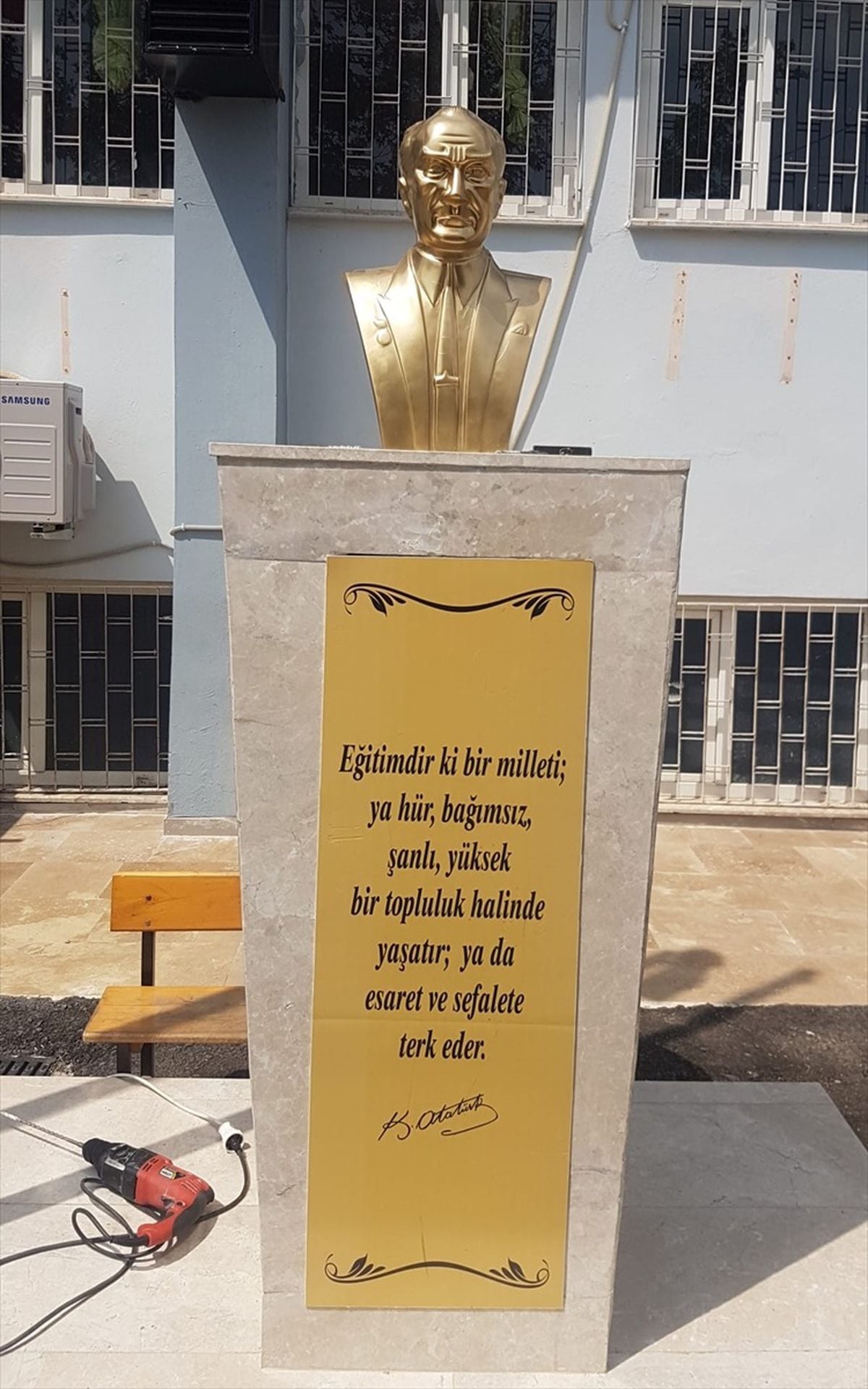Serik'teki Okulun Bahçesindeki Atatürk Büstüne Balyozla Zarar Verildi