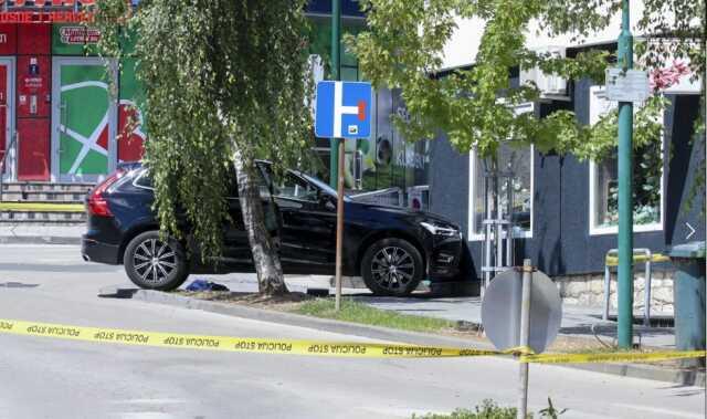 Bosna'da bir adam eşini Instagram canlı yayınında öldürdükten sonra iki kişiyi daha öldürüp intihar etmesinden son binlerce kişi protesto düzenledi