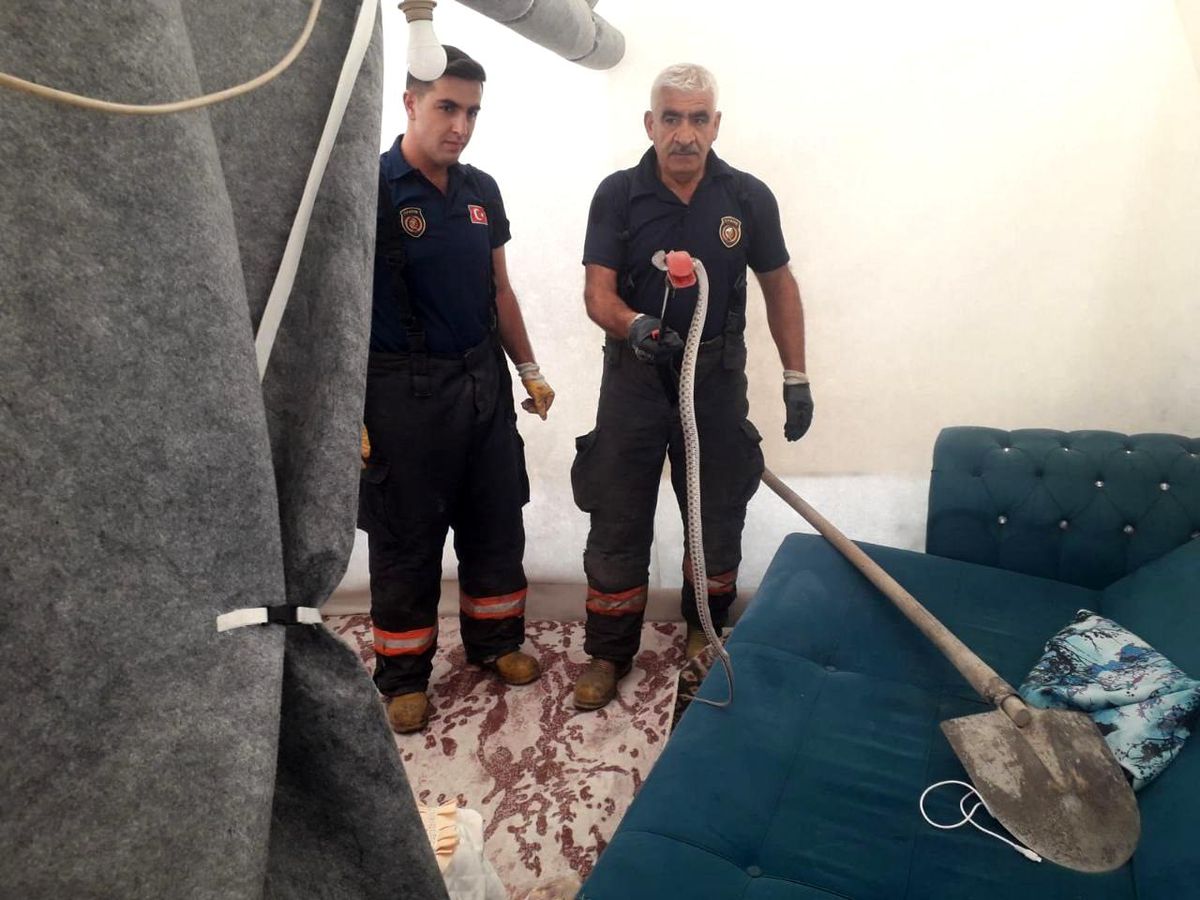 Malatya'da çadıra giren 2 metre uzunluğundaki yılan korkuttu