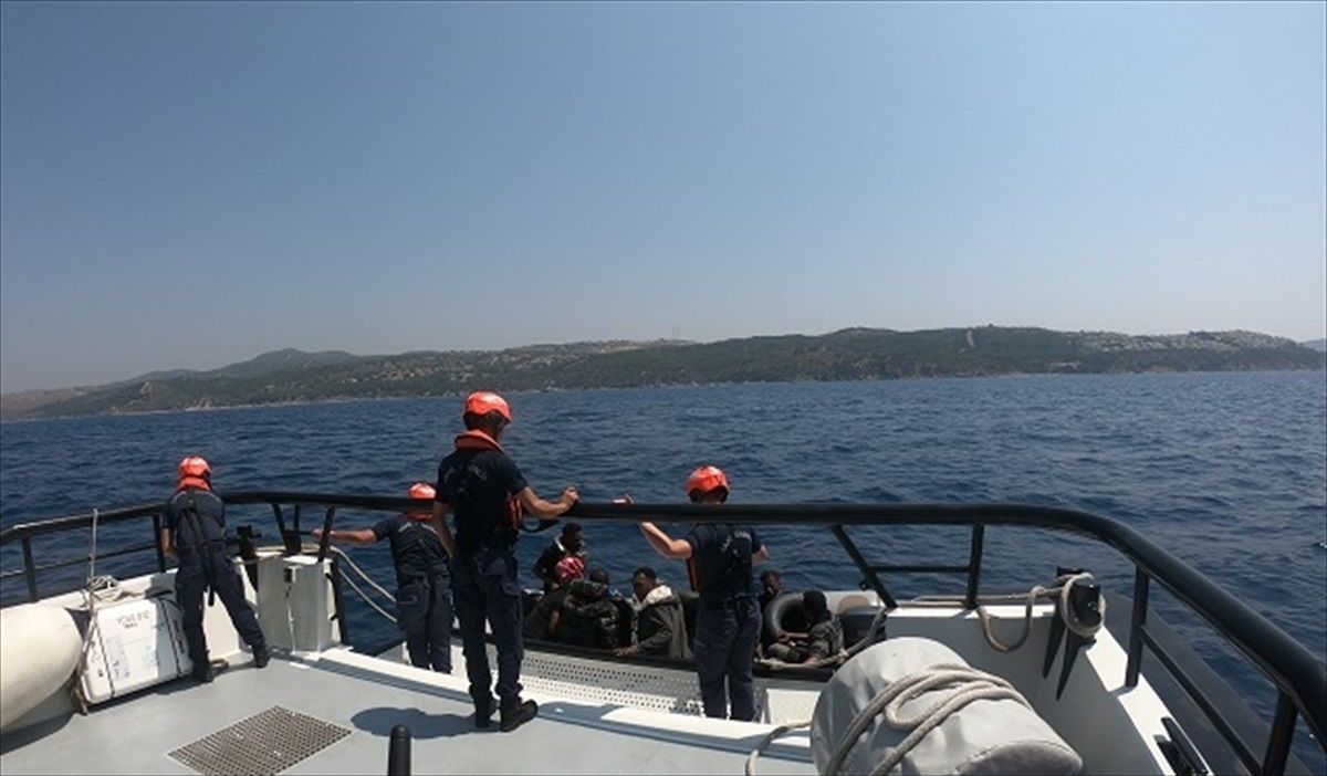 İzmir'de 12 düzensiz göçmen kurtarıldı, 14 göçmen yakalandı