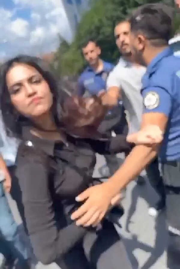Kaza sonrası ortalık fena karıştı! Kaçmaya çalışan yabancı uyruklu 3 kişi önüne gelene saldırdı