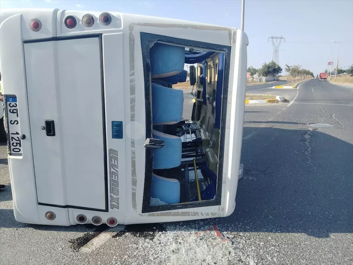 Lüleburgaz'da Hafif Ticari Araç ile Minibüs Çarpıştı: 3 Yaralı