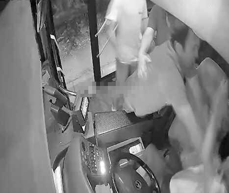 Özel halk otobüsü şoförü yolcunun saldırısına uğradı Özel halk otobüsü şoförü yolcunun saldırısına uğradı