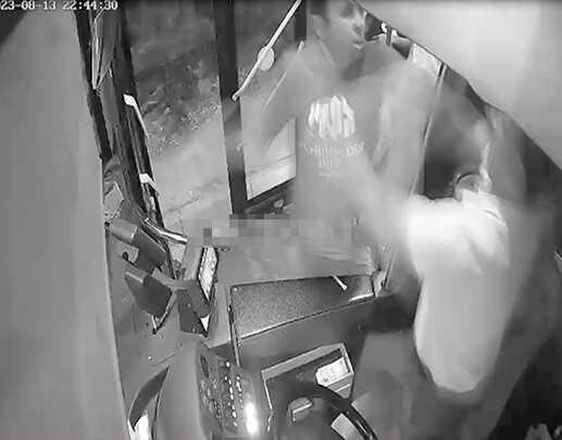 Özel halk otobüsü şoförü yolcunun saldırısına uğradı Özel halk otobüsü şoförü yolcunun saldırısına uğradı