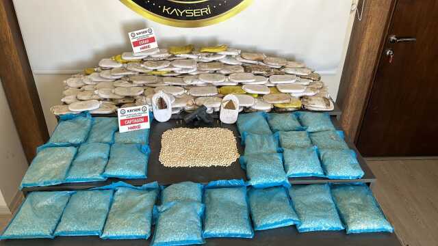 Polisten kaçan uyuşturucu tacirlerinin aracı takla attı, 25 Milyon TL değerinde uyuşturucu ele geçirildi