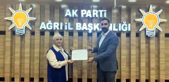 AK Parti Ağrı Merkez İlçe Başkanı Ömer Tahtalı, Belediye Meclis Üyeliği'ne atanan Besra Şimşek'e mazbatasını verdi