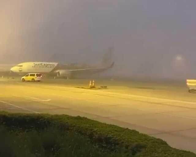 Antalya'yı kaplayan nem bulutları nedeniyle havalimanına iniş yapamayan bazı uçaklar farklı şehirlere yönlendirildi Antalya'yı kaplayan nem bulutları nedeniyle havalimanına iniş yapamayan bazı uçaklar farklı şehirlere yönlendirildi