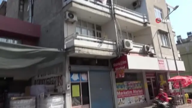 Sıcaktan bunalan esnaf denize gitti! Dükkanının camına astığı yazıyı görenler şaşkına döndü Sıcaktan bunalan esnaf denize gitti! Dükkanının camına astığı yazıyı görenler şaşkına döndü