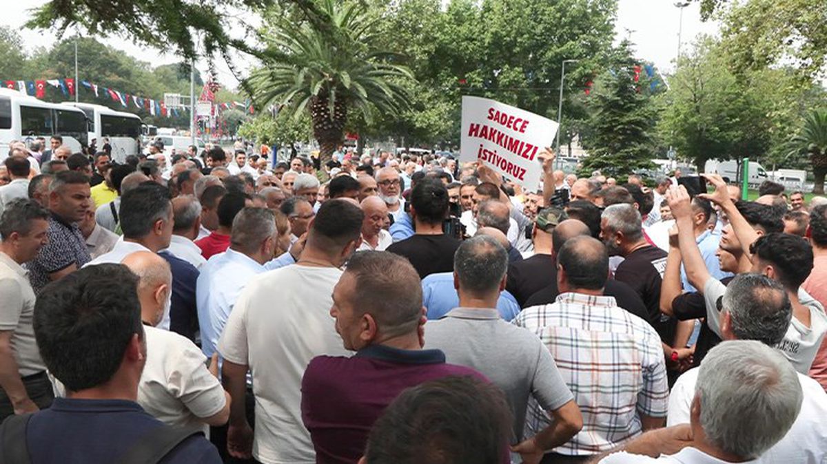 Özel halk otobüsü şoförleri İBB önünde eylem yaptı: Paramızı alamıyoruz, hizmet duracak