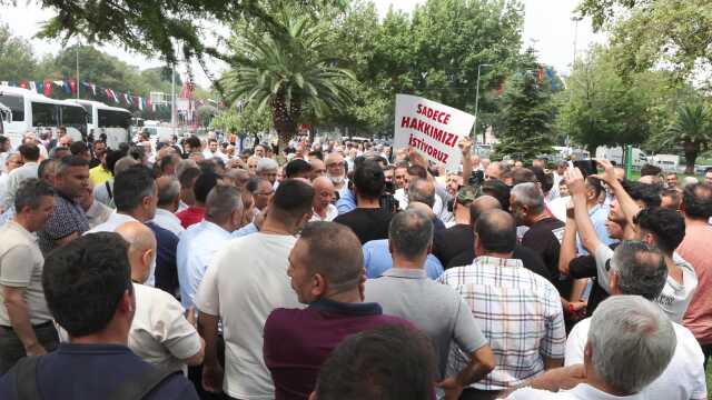 Halk otobüsü şoförleri İBB önünde eylem yaptı: Paramızı alamıyoruz, hizmet duracak Halk otobüsü şoförleri İBB önünde eylem yaptı: Paramızı alamıyoruz, hizmet duracak