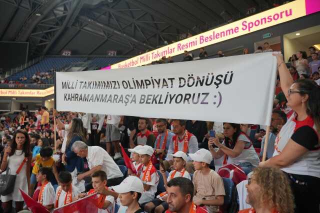 Kahramanmaraşlı çocuklar, Türkiye-Ukrayna Milli Basketbol maçında millileri desteklemek için İstanbul'daydı