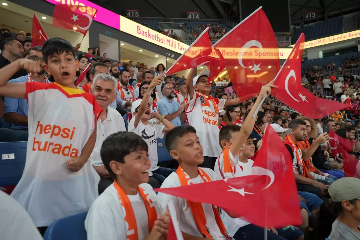 Kahramanmaraşlı çocuklar, Türkiye-Ukrayna Milli Basketbol maçında millileri desteklemek için İstanbul'daydı