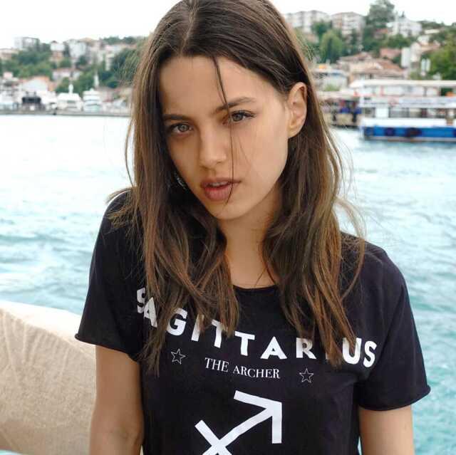 Leyla Tanlar, sevgilisi Burak Dakak'ın 'Silsene' uyarısı üzerine bikinili paylaşımını kaldırdı Leyla Tanlar, sevgilisi Burak Dakak'ın 'Silsene' uyarısı üzerine bikinili paylaşımını kaldırdı