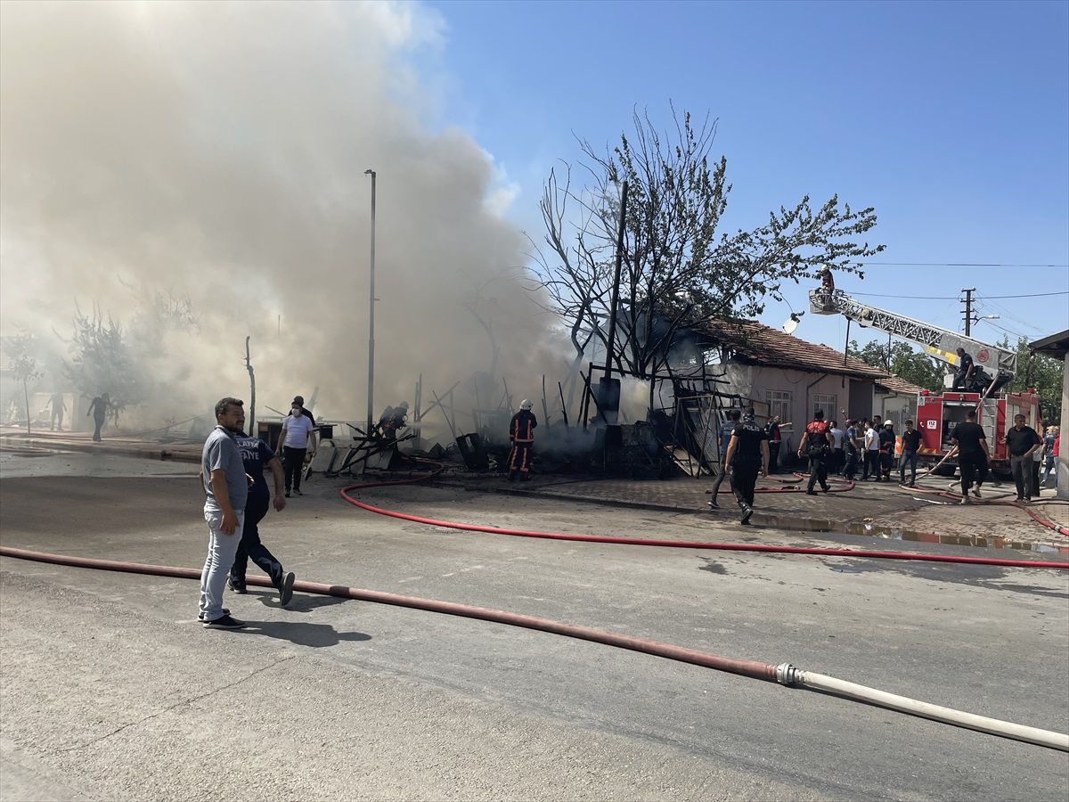 Malatya'da bir evin bahçesinde çıkan yangın söndürüldü
