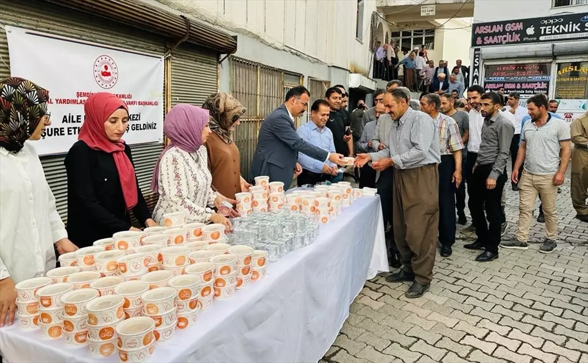 Şemdinli'de vatandaşlara aşure dağıtıldı