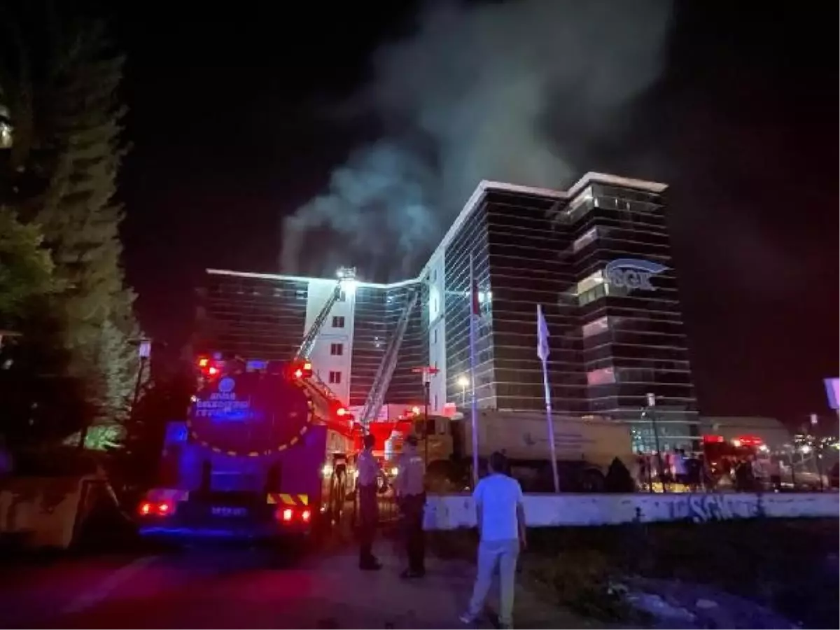 Sivas'ta SGK İl Müdürlüğü binasında çıkan yangın kontrol altına alındı