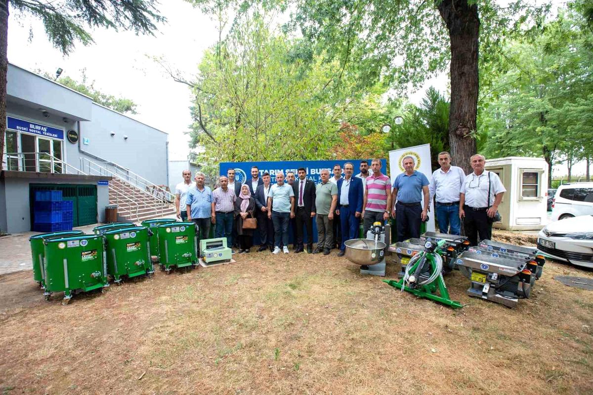 Bursa Büyükşehir Belediyesi Tarım Makineleri Dağıttı