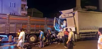 Uşak'ta Kamyon, Park Halindeki Tıra Arkadan Çarptı