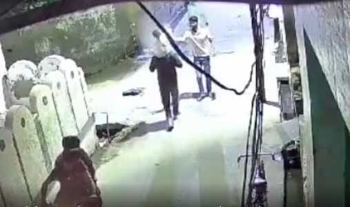 28 Yaşındaki baba çocuğunu omuzunda taşıdığı sırada yanına yaklaşan bir kişi tarafından kafasından vuruldu