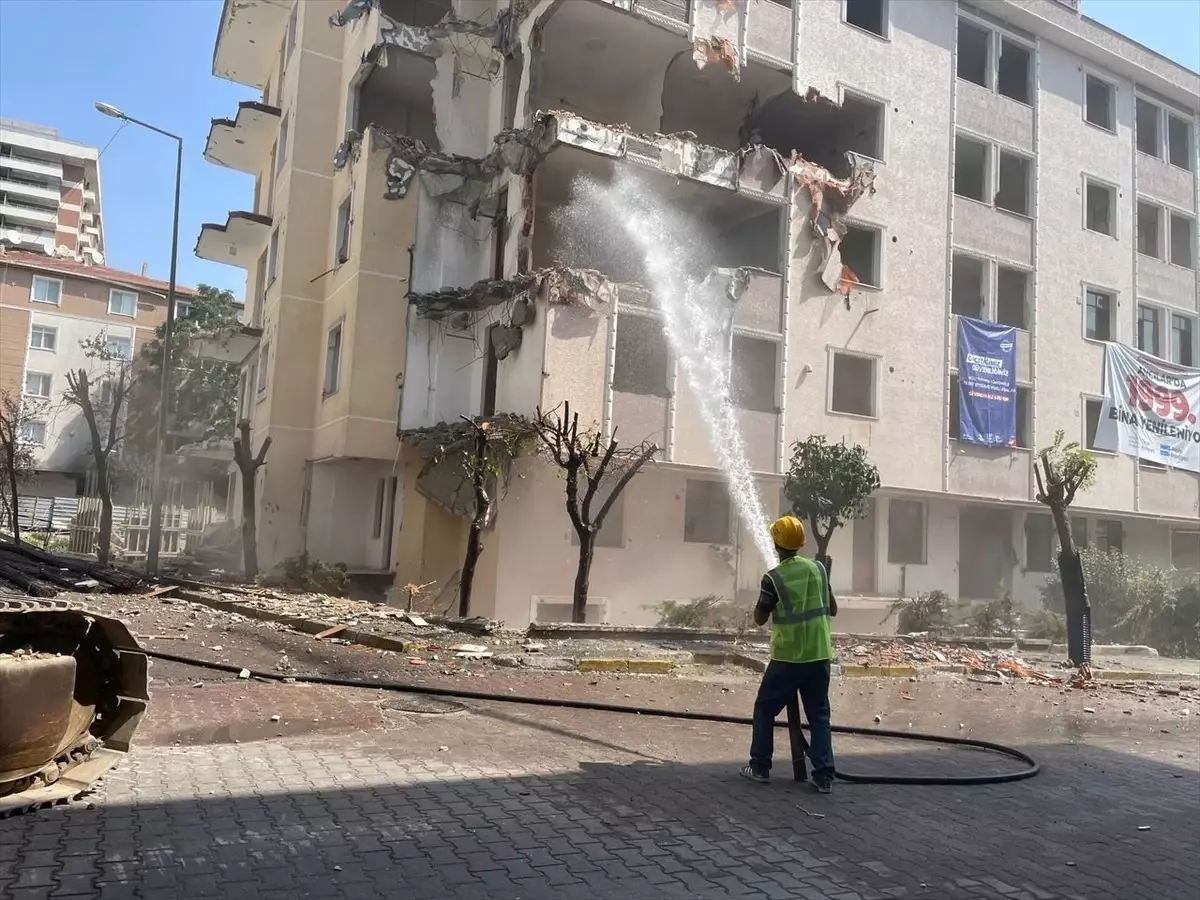 Avcılar'da Riskli Bina Yıkıldı