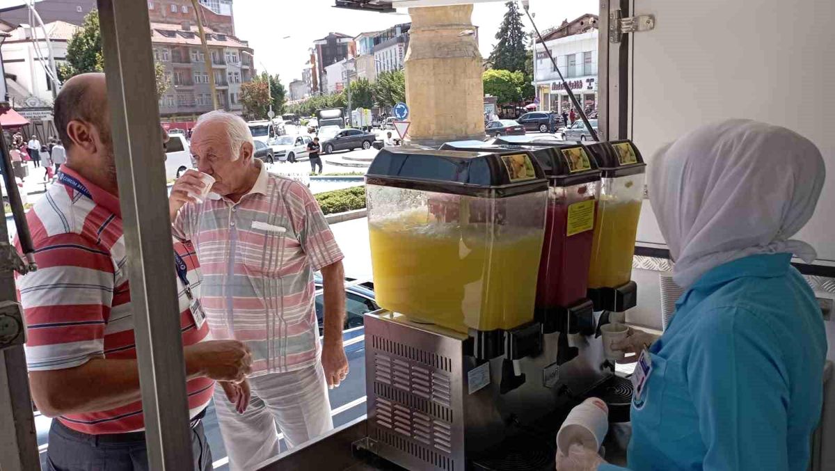 Çorum Belediyesi Sıcaktan Bunalanlara Soğuk Limonata İkram Ediyor