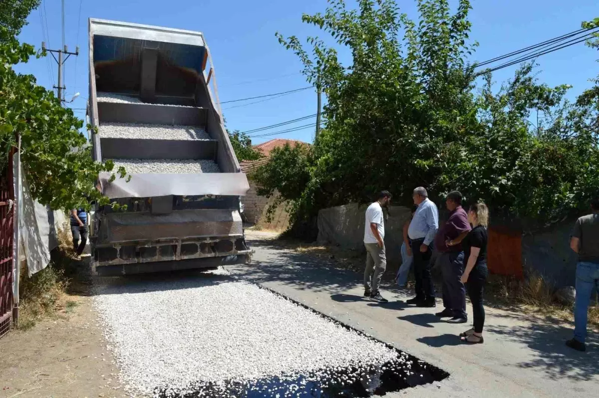 Antalya Büyükşehir Belediyesi Salur Mahallesi'nde Yol Yenileme Çalışması Başlattı