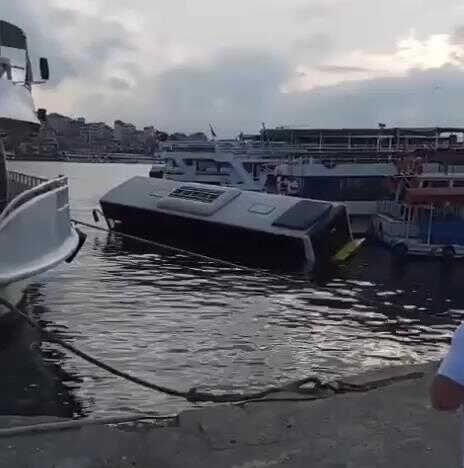 Eminönü'nde denize düşen otobüse ne oldu? (VİDEO) Eminönü otobüsün denize düşme anı! Eminönü'nde denize düşen otobüse ne oldu? (VİDEO) Eminönü otobüsün denize düşme anı!