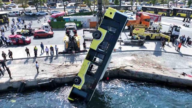 Eminönü'nde Denize Düşen İETT Otobüsü Çıkarıldı, Şoför Gözaltında