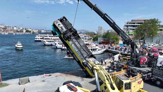 Eminönü'nde Denize Düşen İETT Otobüsü Çıkarıldı, Şoför Gözaltında