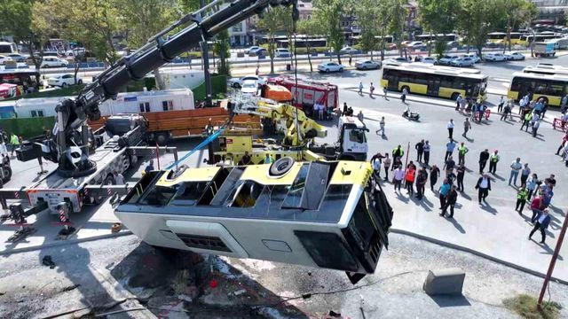 Eminönü'nde Denize Düşen İETT Otobüsü Çıkarıldı, Şoför Gözaltında