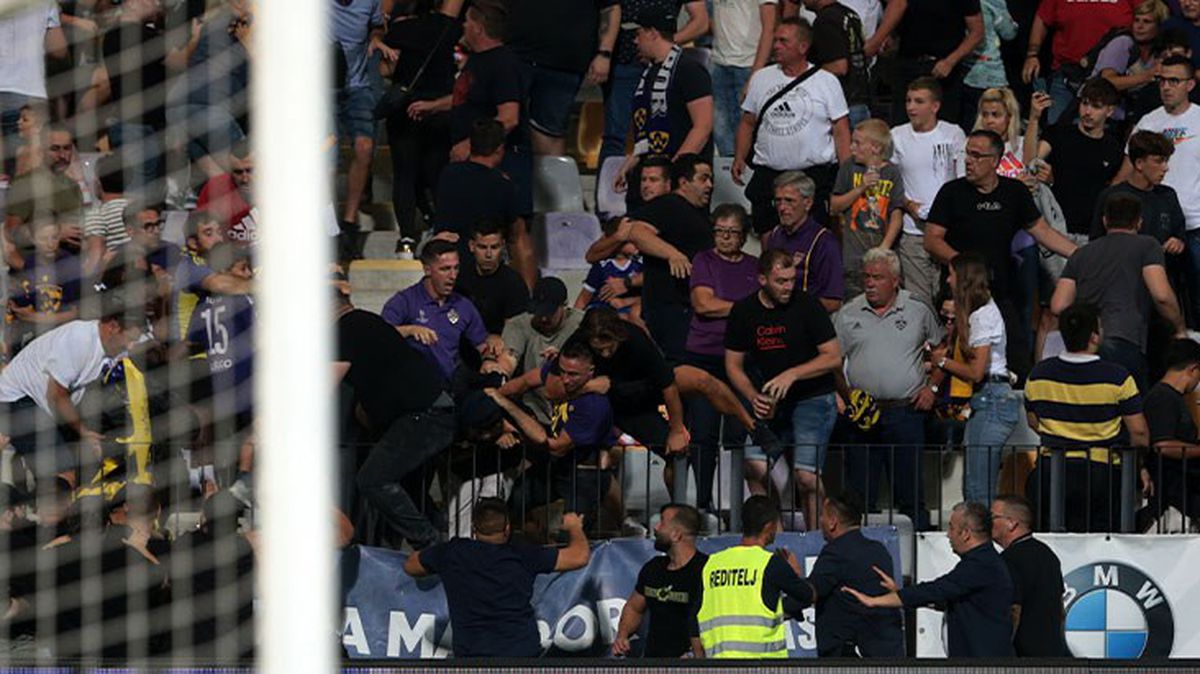 Fenerbahçe-Maribor maçında kavga çıktı, sarı lacivertli taraftarlar stadyumdan çıkarıldı