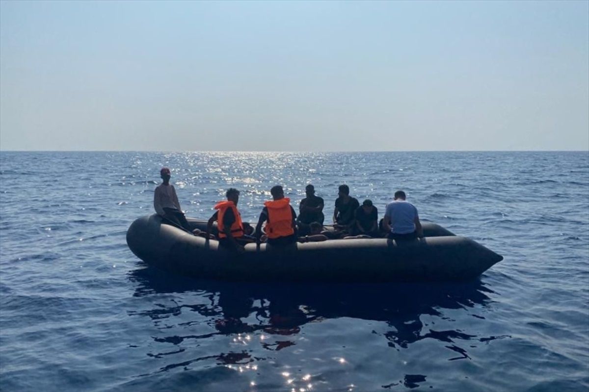 İzmir'de Yunanistan unsurları tarafından geri itilen 69 düzensiz göçmen kurtarıldı