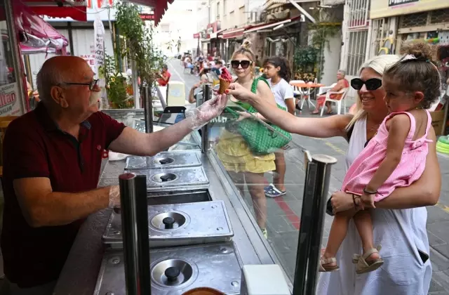 Dondurmacı 'Arif Dede', çocuklara dondurma ikram ederek onların sevgisini kazanıyor