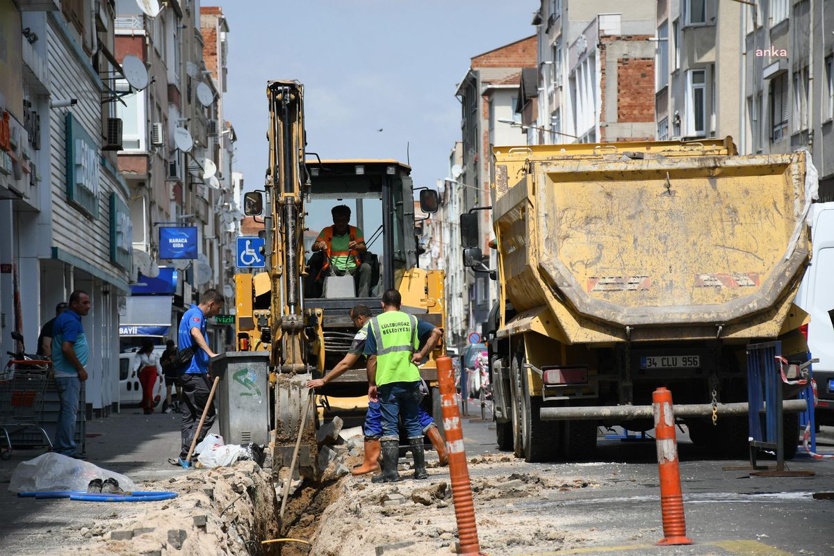 Lüleburgaz Belediyesi Emrullah Efendi Caddesi'ndeki İçme Suyu Hattını Yeniliyor