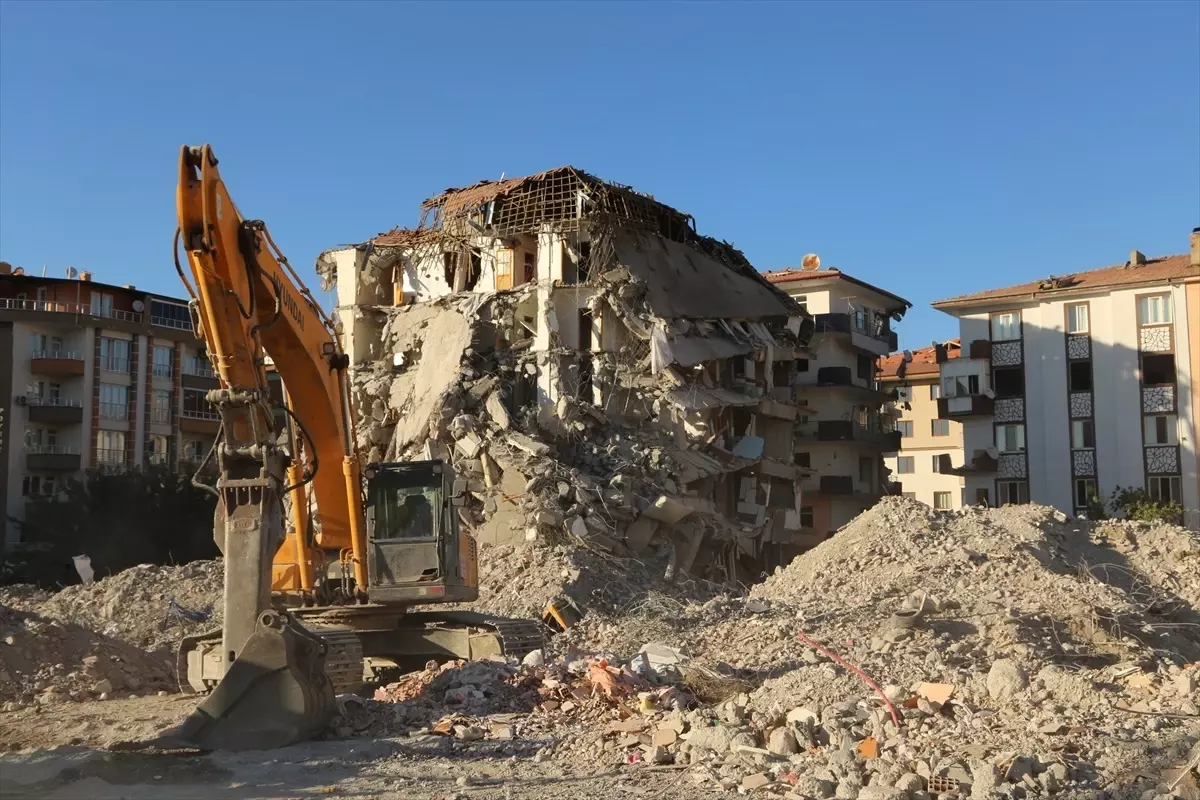 Malatya'da deprem sonrası yıkım çalışmaları sürüyor