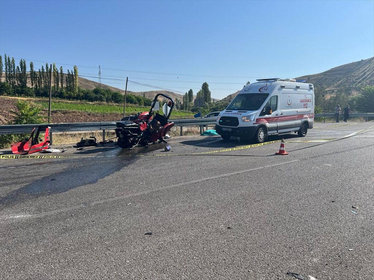 Sivas'ta tır ile çarpışan traktörün sürücüsü hayatını kaybetti