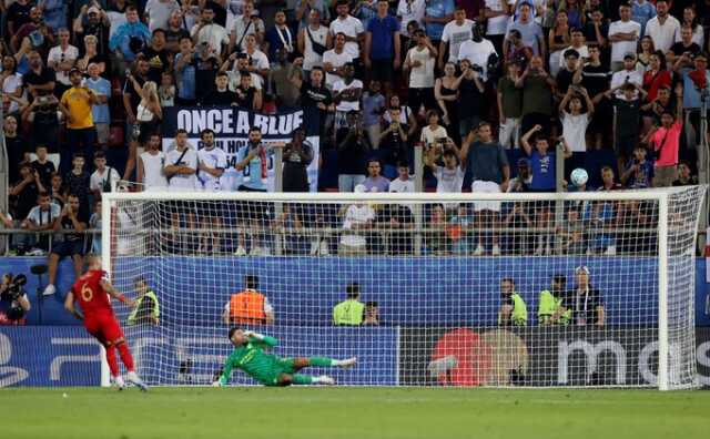 Son Dakika: UEFA Süper Kupa Finali'nde normal süresi 1-1 biten maçta Manchester City, Sevilla'yı penaltılarda 5-4 yenerek kupanın sahibi oldu.