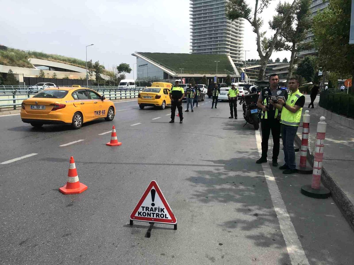 Beşiktaş'ta Yayalara Yol Vermeyen Sürücülere Drone Destekli Denetim