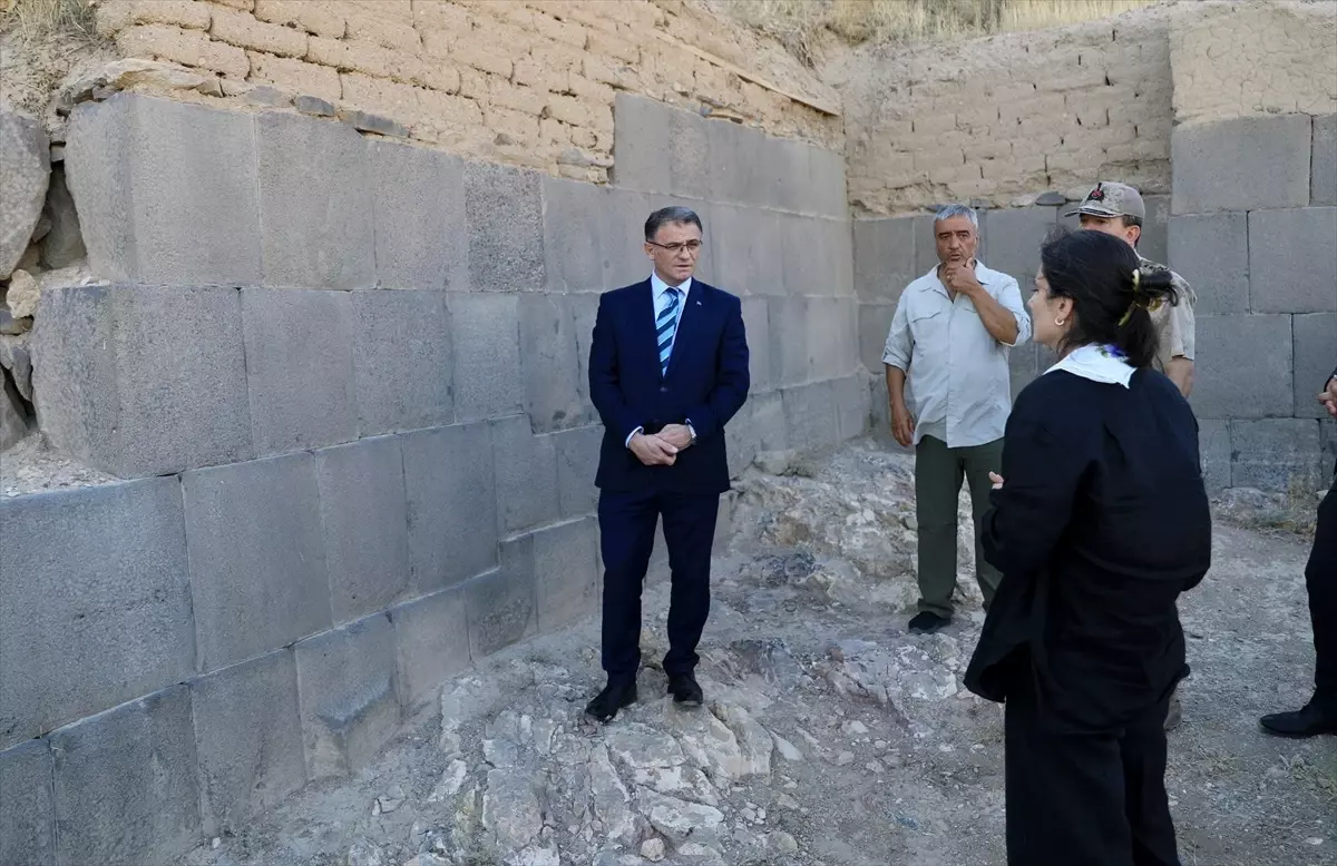 Van Valisi ve Büyükşehir Başkan Vekili Ozan Balcı, Ayanis Kalesi'nde Kazı Çalışmalarını İnceledi