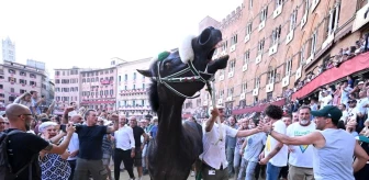 Albüm: İtalya'nın Siena Kentinde Düzenlenen At Yarışı İlginç Görüntülere Sahne Oldu