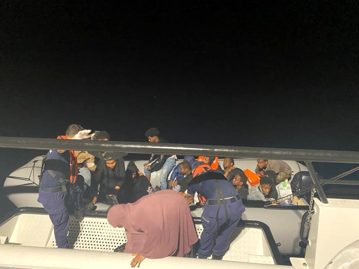Ayvalık'ta 18 düzensiz göçmen yakalandı
