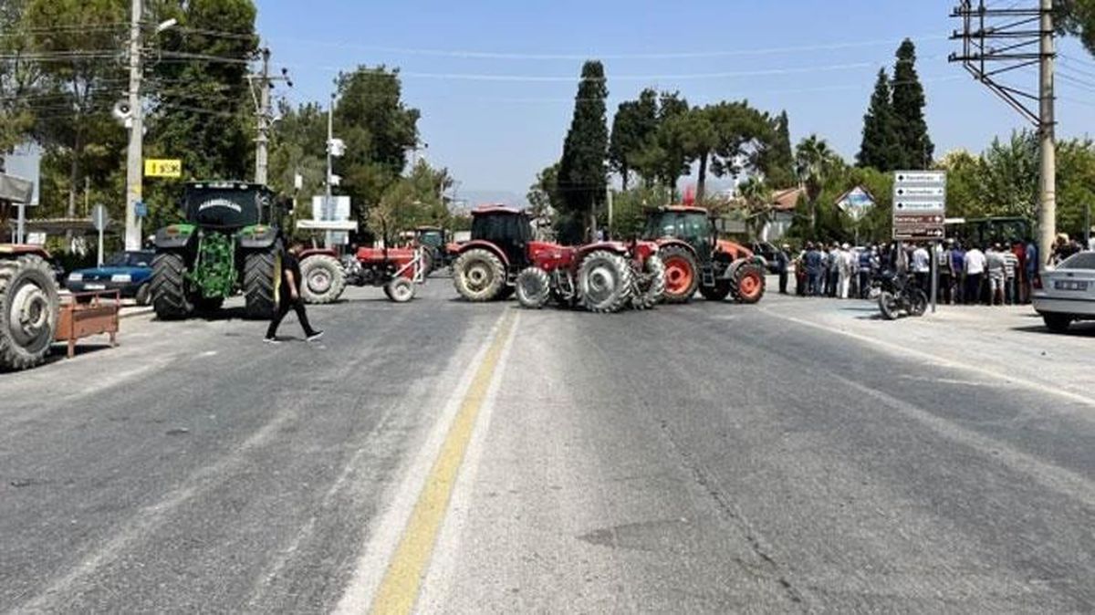 Denizli'de banka şubesinin kapatılmasına tepki gösteren grup, traktörlerle yol kapatma eylemi yaptı
