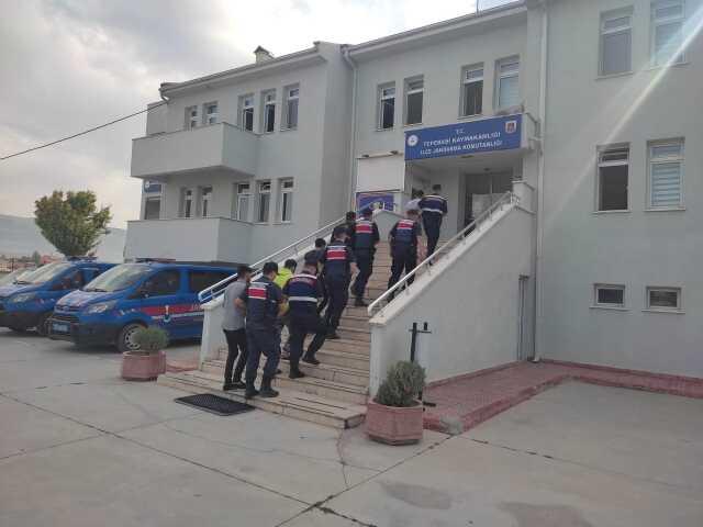 Eskişehir'de çiftlik soygunu: 5'i Suriye, 2'si Irak uyruklu 7 şüpheli gözaltına alındı Eskişehir'de çiftlik soygunu: 5'i Suriye, 2'si Irak uyruklu 7 şüpheli gözaltına alındı