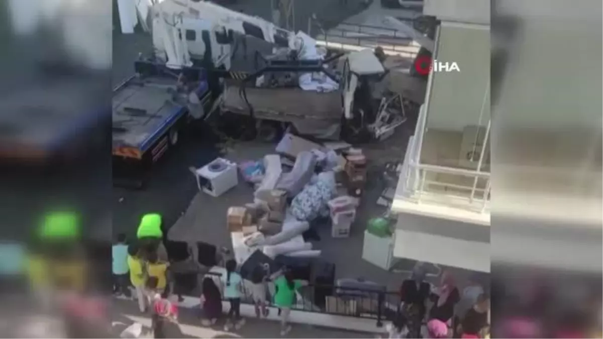 Ankara'da freni boşalan kamyonet binaya çarptı, sürücü hayatını kaybetti