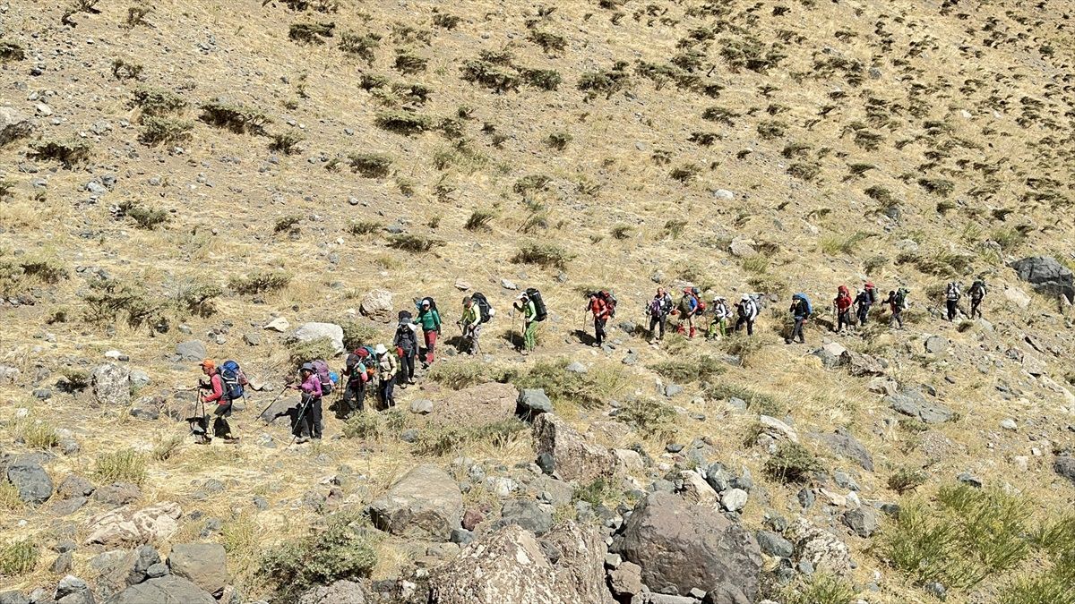 Hakkari'de 34 Dağcı Uludoruk Zirvesine Tırmandı