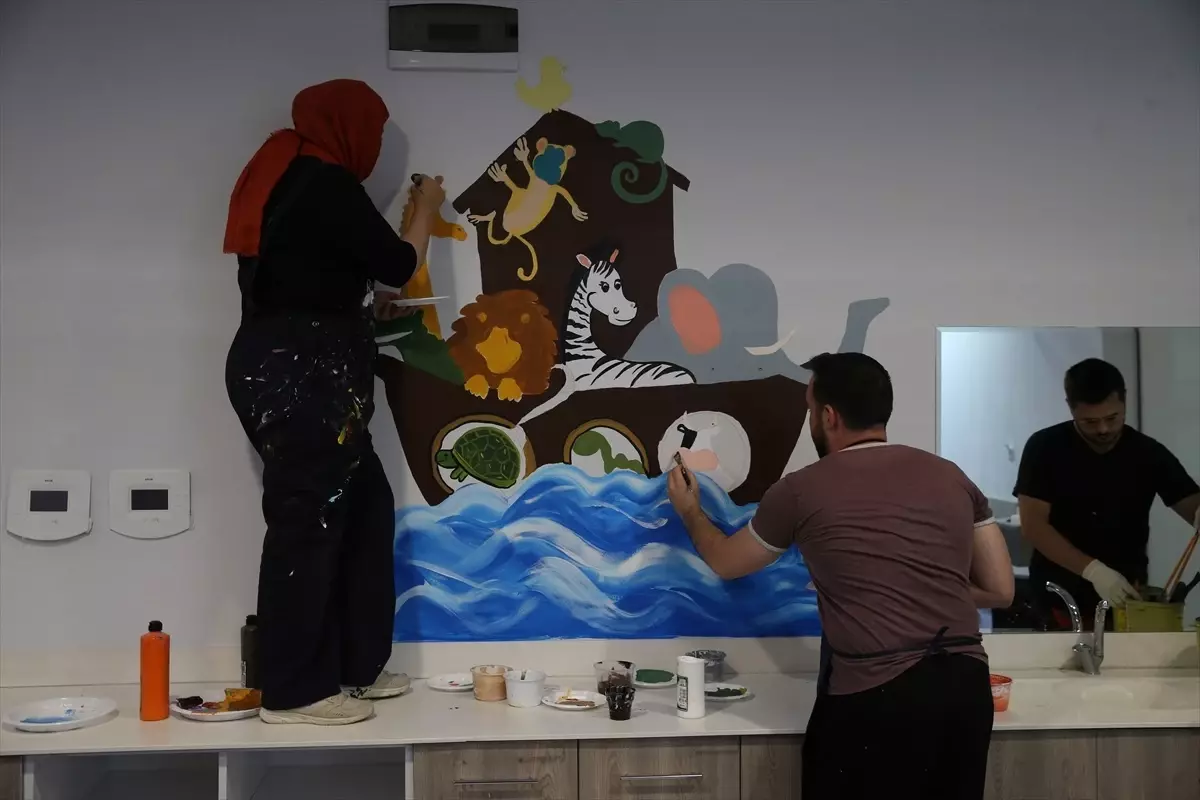 Depremzedelerin tedavi gördüğü hastanede duvarlar resimlerle renklendirildi